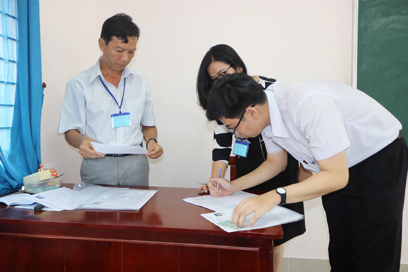 Chung tay đảm bảo kỳ thi an toàn, nghiêm túc Thí sinh điểm thi Trường THPT Chuyên Bến Tre làm thủ tục trước kỳ thi.