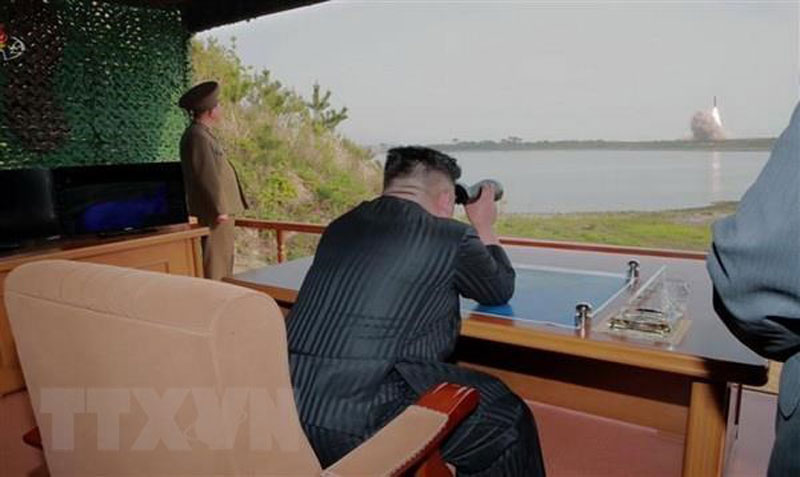 Nhà lãnh đạo Triều Tiên Kim Jong-un giám sát vụ thử tên lửa tại khu vực phía đông Triều Tiên ngày 4-5. (Nguồn: YONHAP/TTXVN)