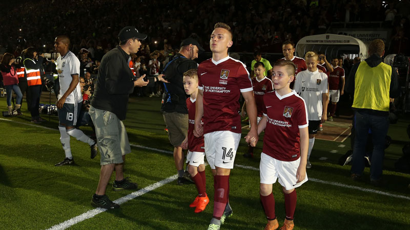 Dàn cầu thủ nhí được dắt tay tiến vào sân cỏ