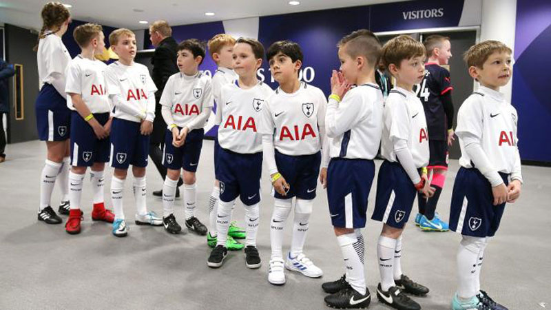 Hành động này mang ý nghĩa nuôi dưỡng niềm đam mê bóng đá cho trẻ em