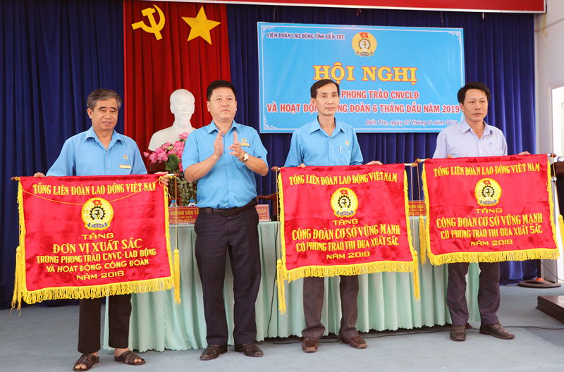 Tổng Liên đoàn Lao động Việt Nam tặng cờ thi đua cho 3 tập thể.