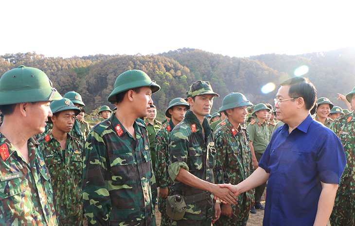 Phó thủ tướng Vương Đình Huệ thăm hỏi, động viên các lực lượng tham gia chữa cháy rừng tại Hà Tĩnh. Ảnh: VGP/Thành Chung