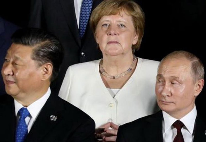 Nhiều người cho rằng sức khỏe của Thủ tướng Đức Angela Merkel (giữa) đang không ổn định. (Nguồn: Express)