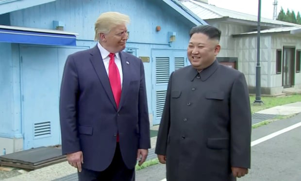 Tổng thống Trump trò chuyện cùng Chủ tịch Kim Jong-un ở biên giới liên Triều. Ảnh: Reuters