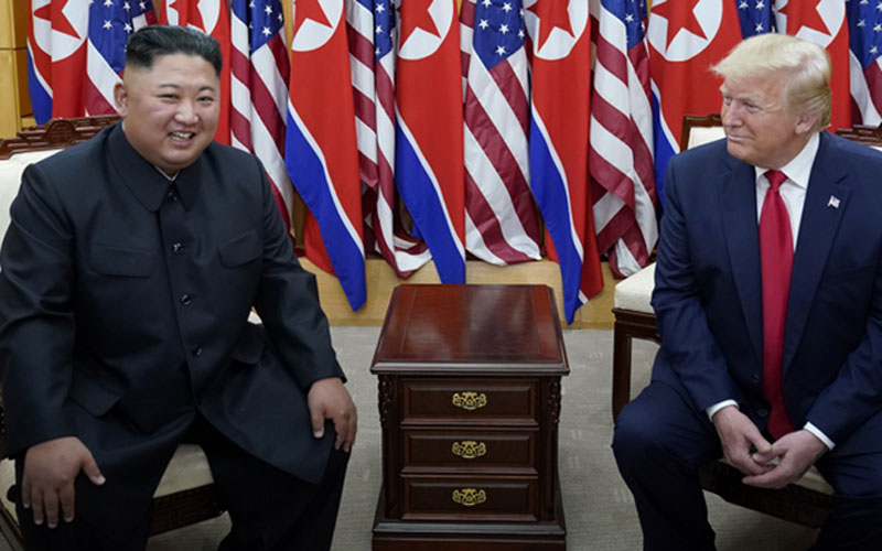 Cuộc gặp riêng giữa ông Kim và ông Trump ở lõi DMZ liên Triều vào hôm 30-6. Ảnh: Reuters.