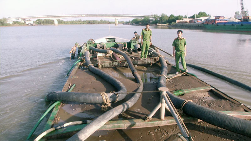 Lực lượng chức năng xử lý 1 vụ khai thác cát trái phép trên sông Cổ Chiên, thuộc địa bàn xã An Nhơn.