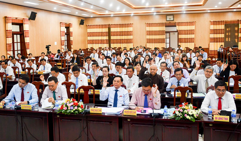 Các đại biểu biểu quyết thông qua nghị quyết tại kỳ họp.