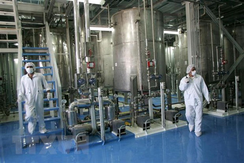 Kỹ thuật viên làm việc trong cơ sở làm giàu urani Isfahan, cách thủ đô Tehran (Iran) 420km về phía nam. (Ảnh: AFP/TTXVN)