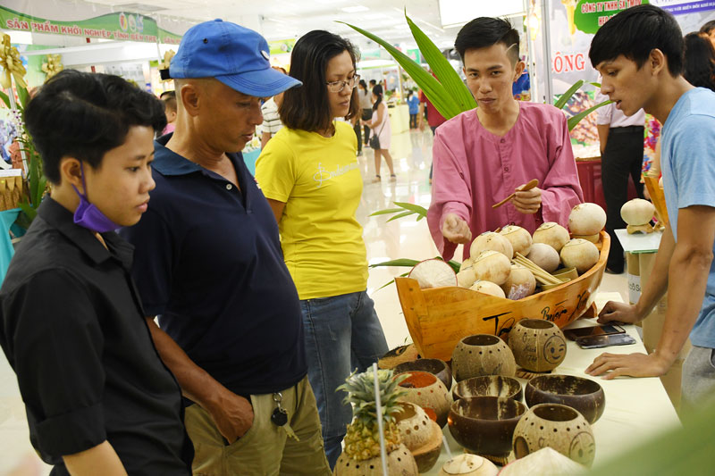 Giới thiệu sản phẩm dừa tại “Ngày hội Tam nông” tỉnh 2019. Ảnh: H.Hiệp