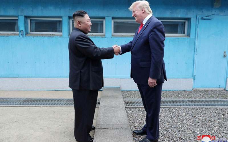 Lãnh đạo Triều Tiên Kim Jong-un (bên trái) bắt tay Tổng thống Mỹ Donald Trump ở ranh giới Triều Tiên-Hàn Quốc vào ngày 30-6-2019. Ảnh: KCNA.