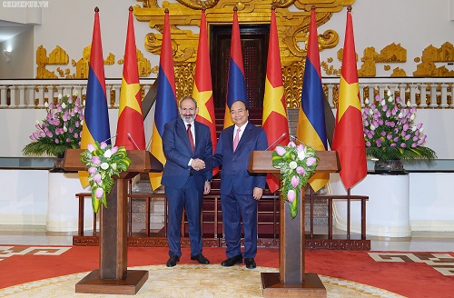Thủ tướng Nguyễn Xuân Phúc và Thủ tướng Cộng hòa Armenia Nikol Pashinyan tại buổi họp báo chung. Ảnh: VGP/Quang Hiếu