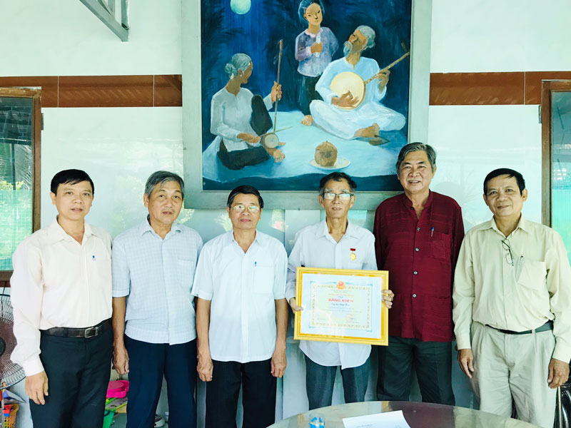 Nhớ mãi nhà nghiên cứu văn hóa dân gian Lư Văn Hội Nhà nghiên cứu VHDG Lư Văn Hội nhận Kỷ niệm chương Vì sự nghiệp văn nghệ dân gian Việt Nam và bằng khen của Hội Văn nghệ dân dan Việt Nam vào tháng 9-2018. Ảnh: TL