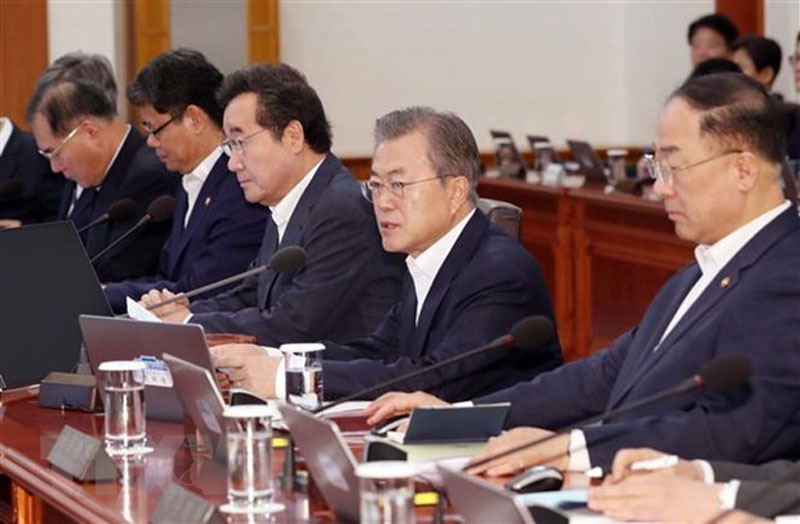 Tổng thống Hàn Quốc Moon Jae-in (thứ 2, phải) trong cuộc họp Nội các tại Seoul. (Nguồn: Yonhap/TTXVN)