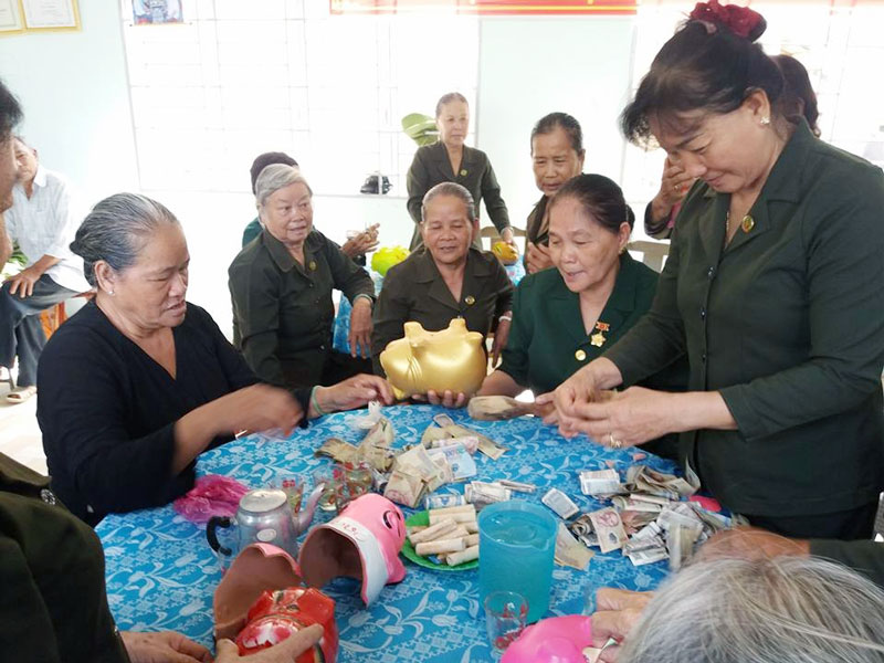 Cựu thanh niên xung phong huyện Ba Tri đập heo đất hỗ trợ hội viên nghèo. Ảnh: CTV