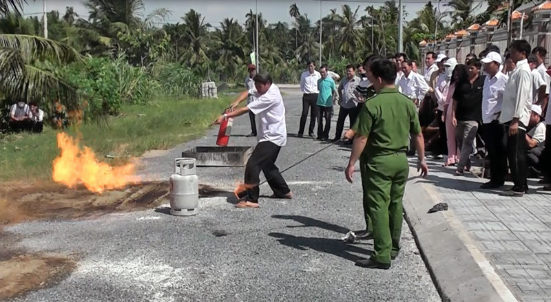 Thực hành chữa cháy.