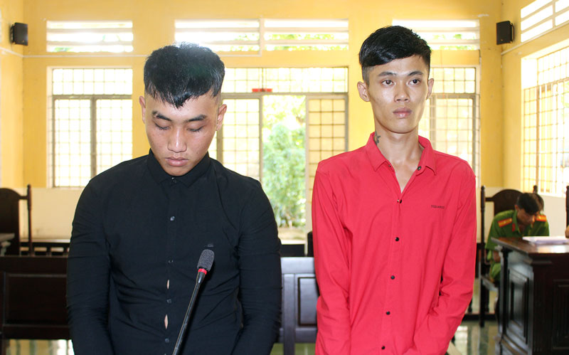 Bị tù vì “yêu” người dưới 16 tuổi Bị cáo Trần Đơn Dương (bên phải) và bị cáo Vương Thanh Huy tại phiên tòa hình sự sơ thẩm ngày 10-7-2019.