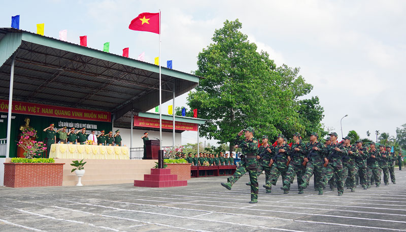 Các cơ quan, đơn vị duyệt đội ngũ trong lễ ra quân huấn luyện năm 2019.  Ảnh: Đặng Thạch