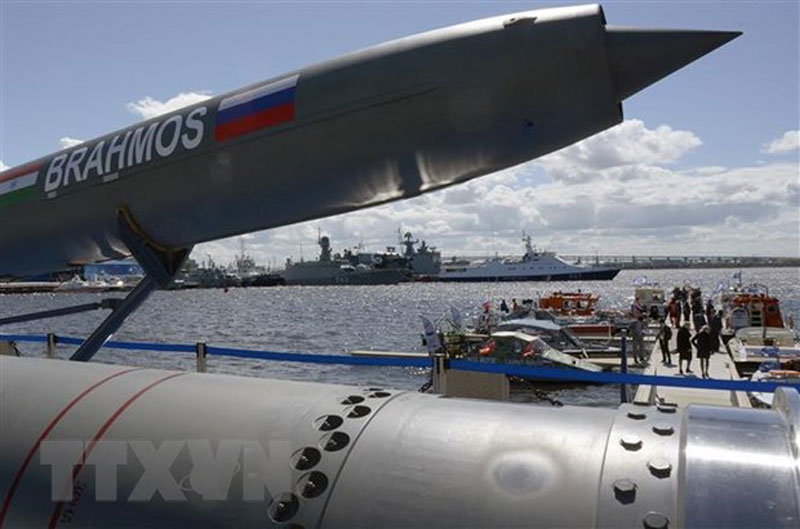 Tên lửa siêu thanh BrahMos được trưng bày tại Triển lãm quốc phòng hàng hải quốc tế ở Saint Petersburg, Nga, ngày 28-6-2017. (Ảnh: AFP/ TTXVN)