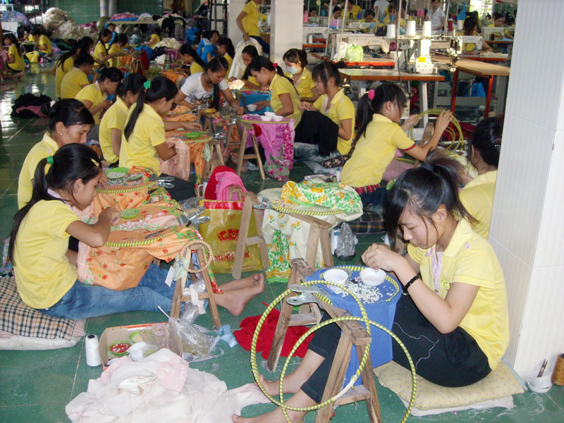 Đoàn viên Công đoàn cơ sở Công ty TNHH MTV may mặc Thành Kiều tích cực lao động sản xuất, góp phần đưa hoạt động của DN đạt hiệu quả cao.