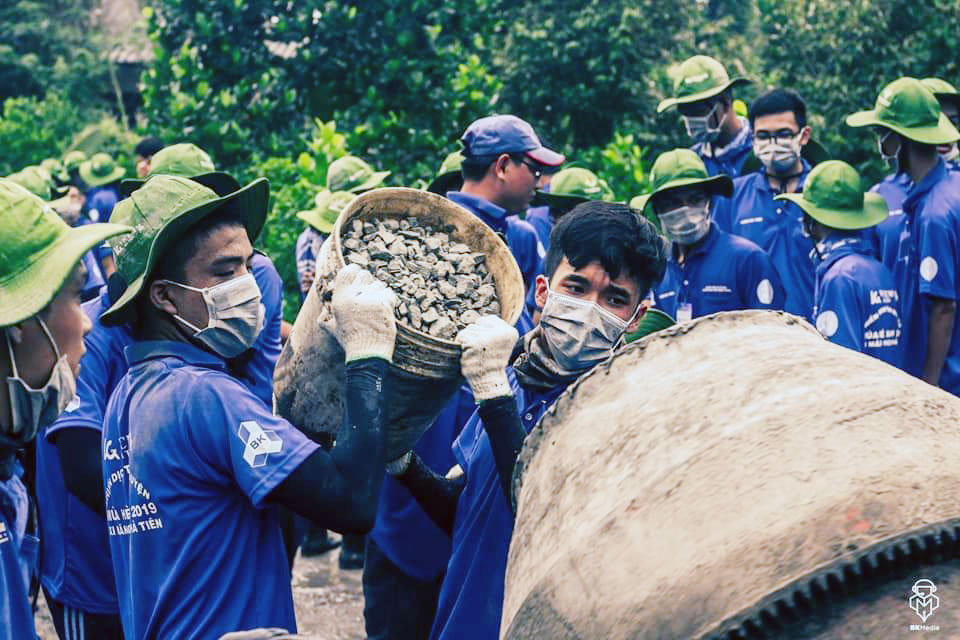 Đội hình tình nguyện sinh viên Trường Đại học Bách Khoa TP. Hồ Chí Minh tại xã Hòa Nghĩa, huyện Chợ Lách.