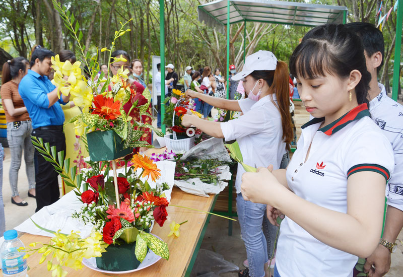 Hội thi cắm hoa cho công nhân do Công đoàn các khu công nghiệp tổ chức. Ảnh: A.Nguyệt