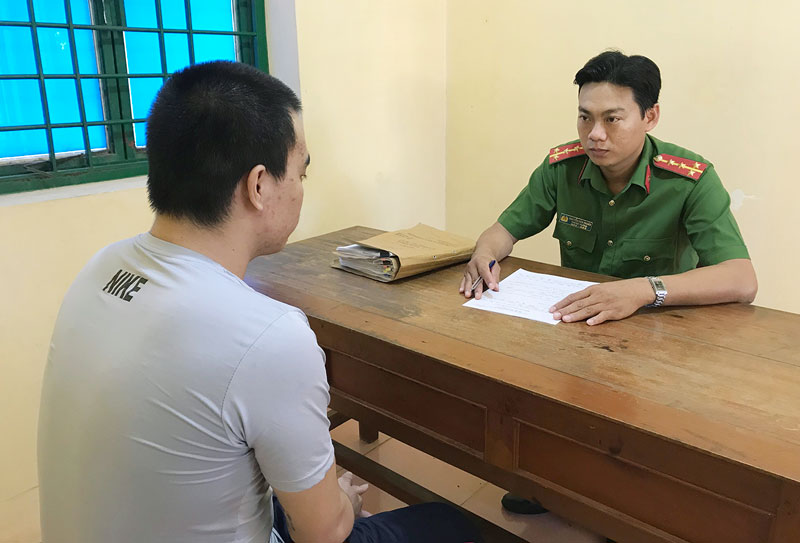 Người đội phó nhiệt huyết, gương mẫu Đại úy Nguyễn Văn Thuấn đang làm việc với đối tượng cố ý gây thương tích.