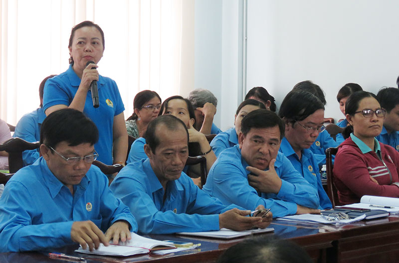 Cán bộ công đoàn cấp trên cơ sở góp ý xây dựng tổ chức công đoàn vững mạnh. Ảnh: Tr. Quốc