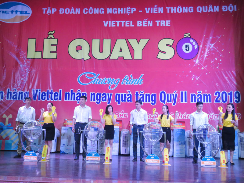 Quay số tìm điểm bán mai mắn để trao thưởng