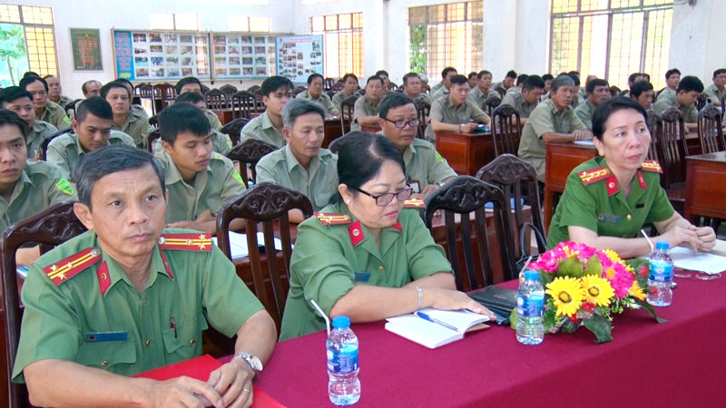Tập huấn nghiệp vụ cho lực lượng bảo vệ dân phố Đại biểu và các học viên dự lễ khai giảng.