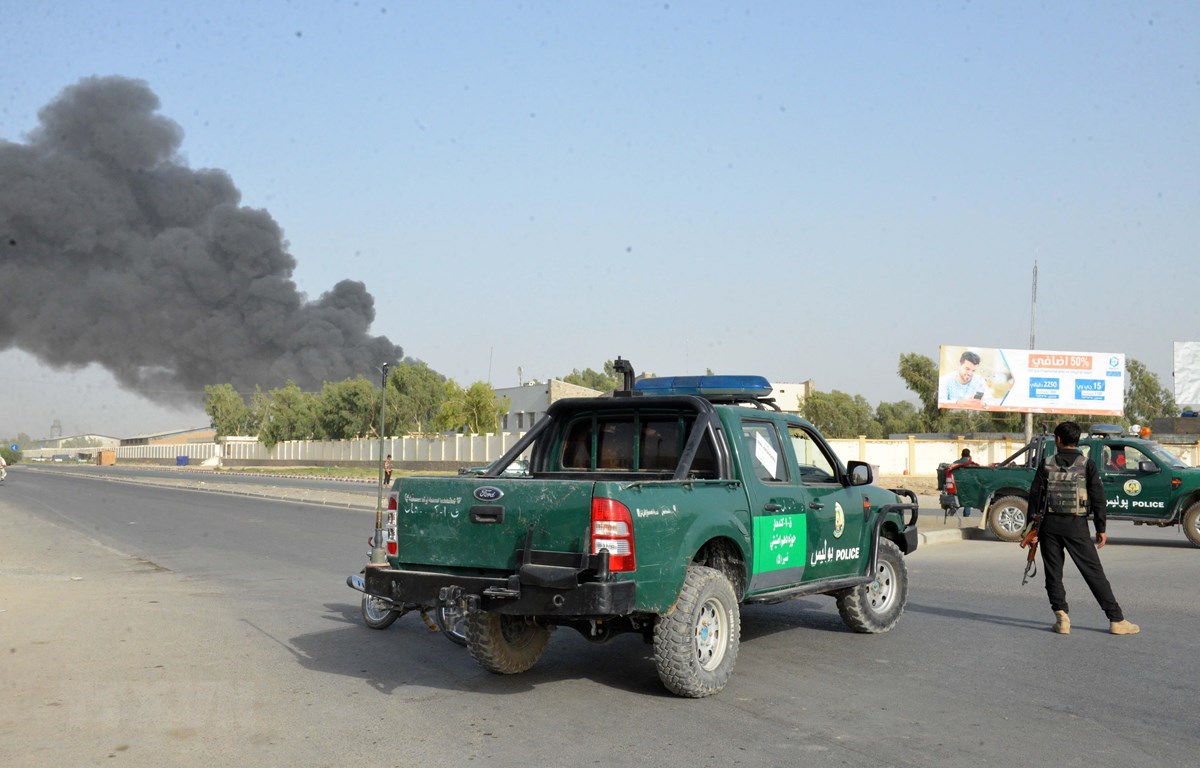 Taliban thừa nhận tấn công sở cảnh sát Afghanistan, 12 người tử vong Cảnh sát Afghanistan phong tỏa hiện trường vụ đánh bom xe ở tỉnh Kandahar ngày 18-7-2019. Ảnh: THX/TTXVN