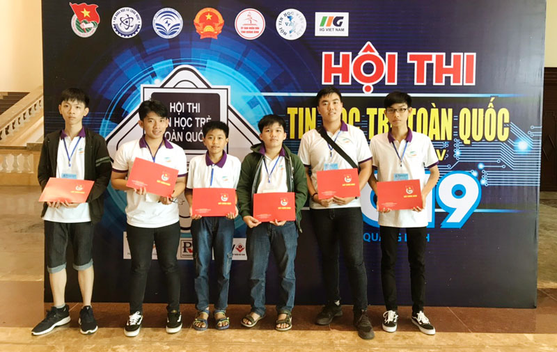 Đoàn Bến Tre nhận giấy chứng nhận tham dự Hội thi Tin học trẻ toàn quốc năm 2019.
