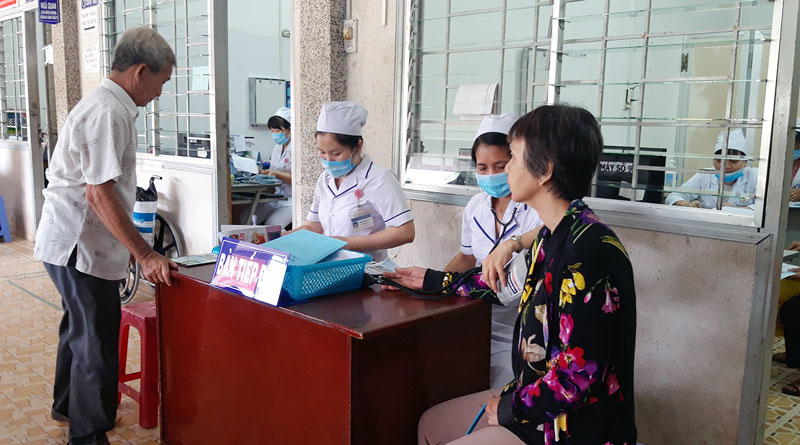Người dân tham gia khám BHYT tại Bệnh viện Y học cổ truyền tỉnh. Ảnh: Phan Hân