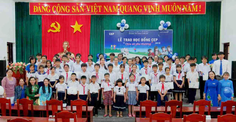 Học sinh nhận học bổng và đại biểu chụp ảnh lưu niệm