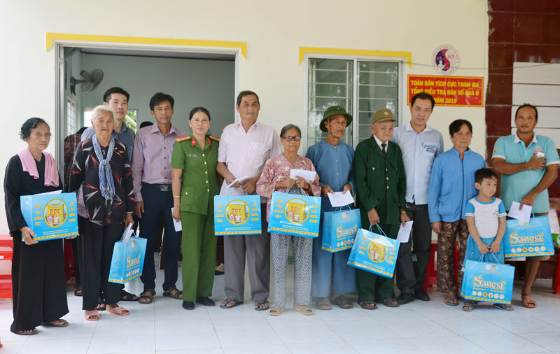 Tặng quà cho thương binh, thân nhân liệt sĩ, người có công với cách mạng.