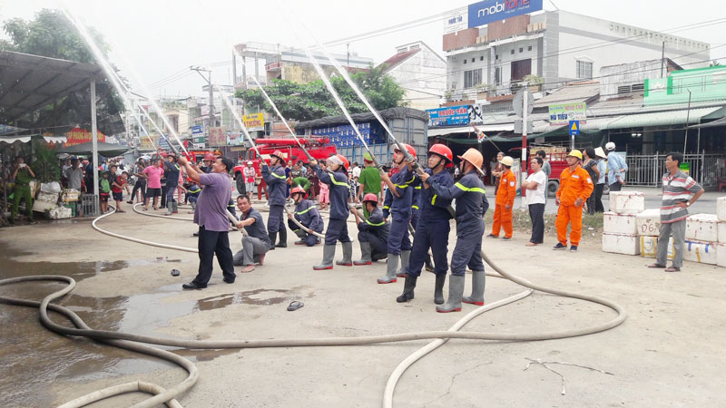 Lực lượng Cảnh sát phòng cháy chữa cháy và nhân viên Công ty Điện lực tỉnh tại buổi tập huấn nghiệp vụ công tác phòng cháy chữa cháy. Ảnh: K.Minh