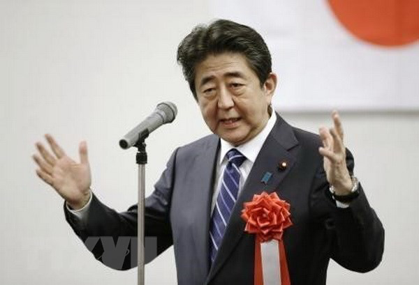 Thủ tướng Abe lại giành thắng lợi trong cuộc bầu cử Thượng viện Thủ tướng Shinzo Abe phát biểu tại cuộc họp của LDP ở Yamaguchi. (Ảnh: Kyodo/TTXVN)
