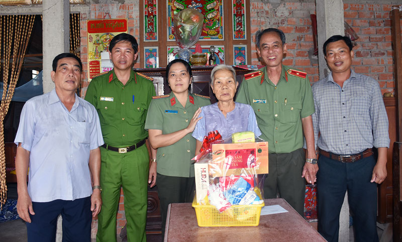 Đoàn đến thăm tặng quà và chụp ảnh lưu niệm cùng bà Phạm Thị Dít thương binh 4/4.