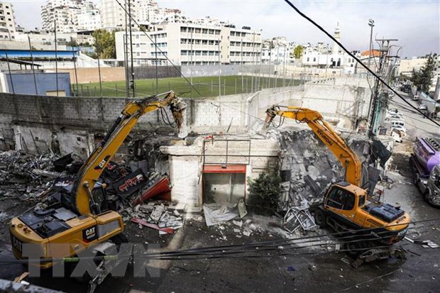 Máy xúc phá hủy một cửa hàng tại trại tị nạn Shuafat, Đông Jerusalem, ngày 21-11-2018. Nguồn: AFP/TTXVN