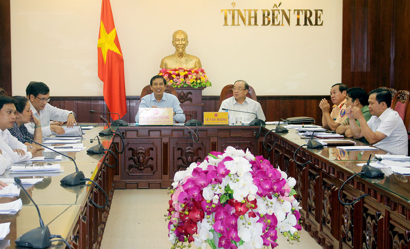 Đẩy mạnh ứng dụng Công nghệ thông tin trong đảm bảo trật tự an toàn giao thông Chủ tịch UBND tỉnh Cao Văn Trọng tham gia phía cầu tỉnh
