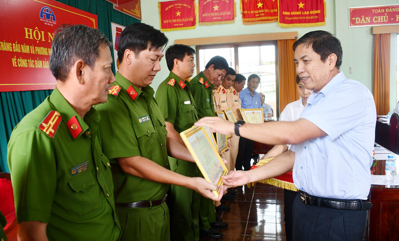 Chủ tịch UBND tỉnh Cao Văn Trọng trao giấy khen cho Công an huyện Mỏ Cày Bắc vì đã kéo giảm tai nạn giao thông cả 3 mặt trong 6 tháng đầu năm 2019.