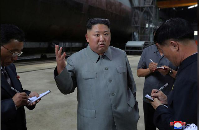 Nhà lãnh đạo Triều Tiên trong chuyến thị sát tàu ngầm mới (Ảnh: KCNA).