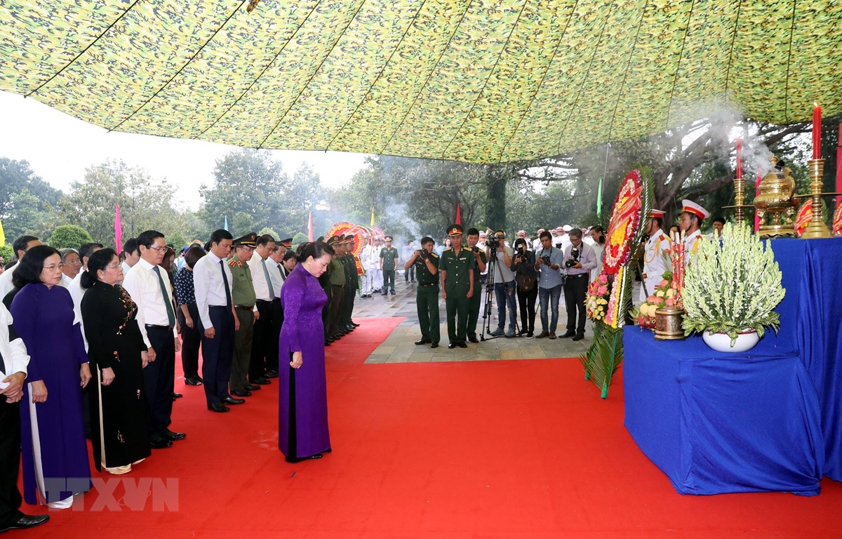 Chủ tịch Quốc hội Nguyễn Thị Kim Ngân dự Lễ truy điệu và an táng hài cốt các liệt sỹ được quy tập trên địa bàn tỉnh Tây Ninh và các liệt sỹ quân tình nguyện Việt Nam hy sinh trong các thời kỳ chiến tranh ở Campuchia giai đoạn XVIII. (Ảnh: Trọng Đức/TTXVN)