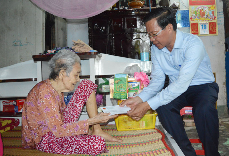 Phó bí thư Thường trực Tỉnh ủy Phan Văn Mãi tặng quà cho hộ gia đình chính sách xã Quới Sơn, huyện Châu Thành