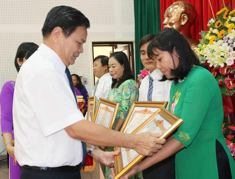 Phó chủ tịch UBND tỉnh Nguyễn Hữu Lập  trao Bằng khen của Thủ tướng Chính phủ cho các cá nhân.