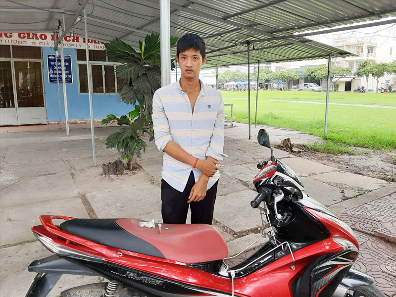 Cảnh sát giao thông bắt quả tang đối tượng tàng trữ ma túy Đối tượng Pham Minh Bằng cùng tang vật.