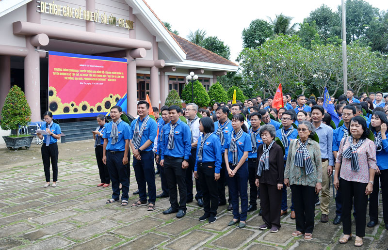 Căn cứ cách mạng Khu ủy Sài Gòn - Gia Định: Di tích Y4 - 50 năm lưu dấu lịch sử Đoàn cán bộ Đảng ủy Cơ quan Thành Đoàn TP. Hồ Chí Minh dự lễ thắp hương tại Di tích Y4.