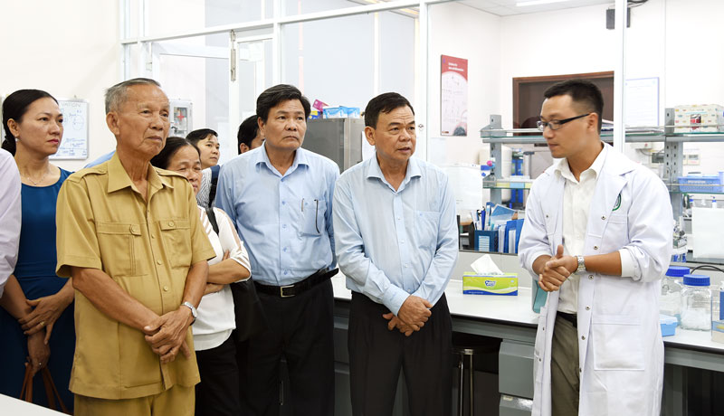Bí thư Tỉnh ủy Võ Thành Hạo và nguyên Phó thủ tướng Chính phủ Trương Vĩnh Trọng (thứ 2 và thứ 4, phải sang) tham quan phòng thí nghiệm tái biệt hóa tế bào của Trường Đại học Quốc tế. Ảnh: Thanh Đồng