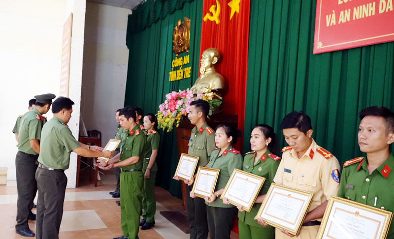 Đại tá Phạm Văn Ngót trao giấy khen cho các học viên có thành tích cao.