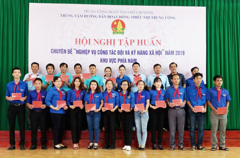 Các học viên nhận giấy chứng nhận tham gia Hội nghị tập huấn