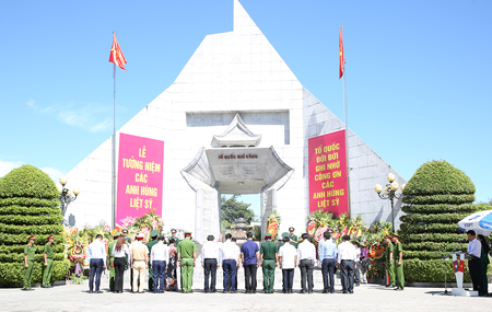 Các đại biểu dâng hương tưởng nhớ các liệt sĩ tại Nghĩa trang Liệt sĩ quốc tế Việt-Lào. Ảnh: VGP/Thành Chung